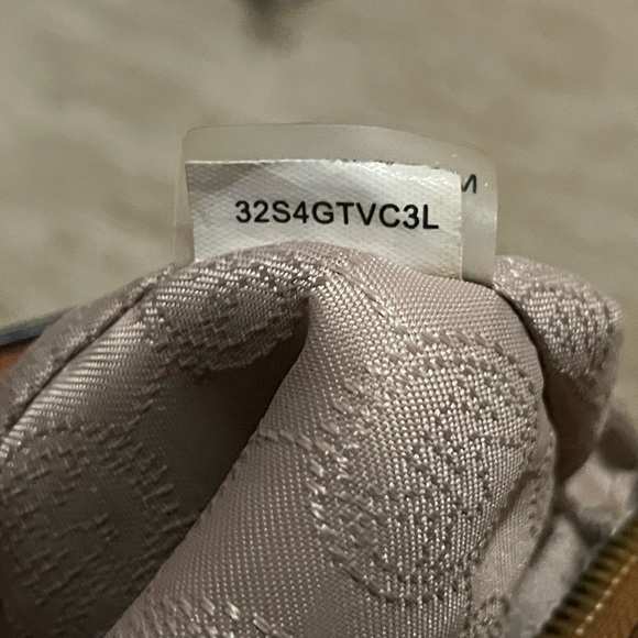 FREE w/ PURCHASE from my closet Michael Kors Jet Set Large Saffiano Cross body - Picture 11 of 11